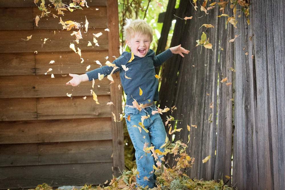 boy-joy-fun-leaves-yellow-cool-smile