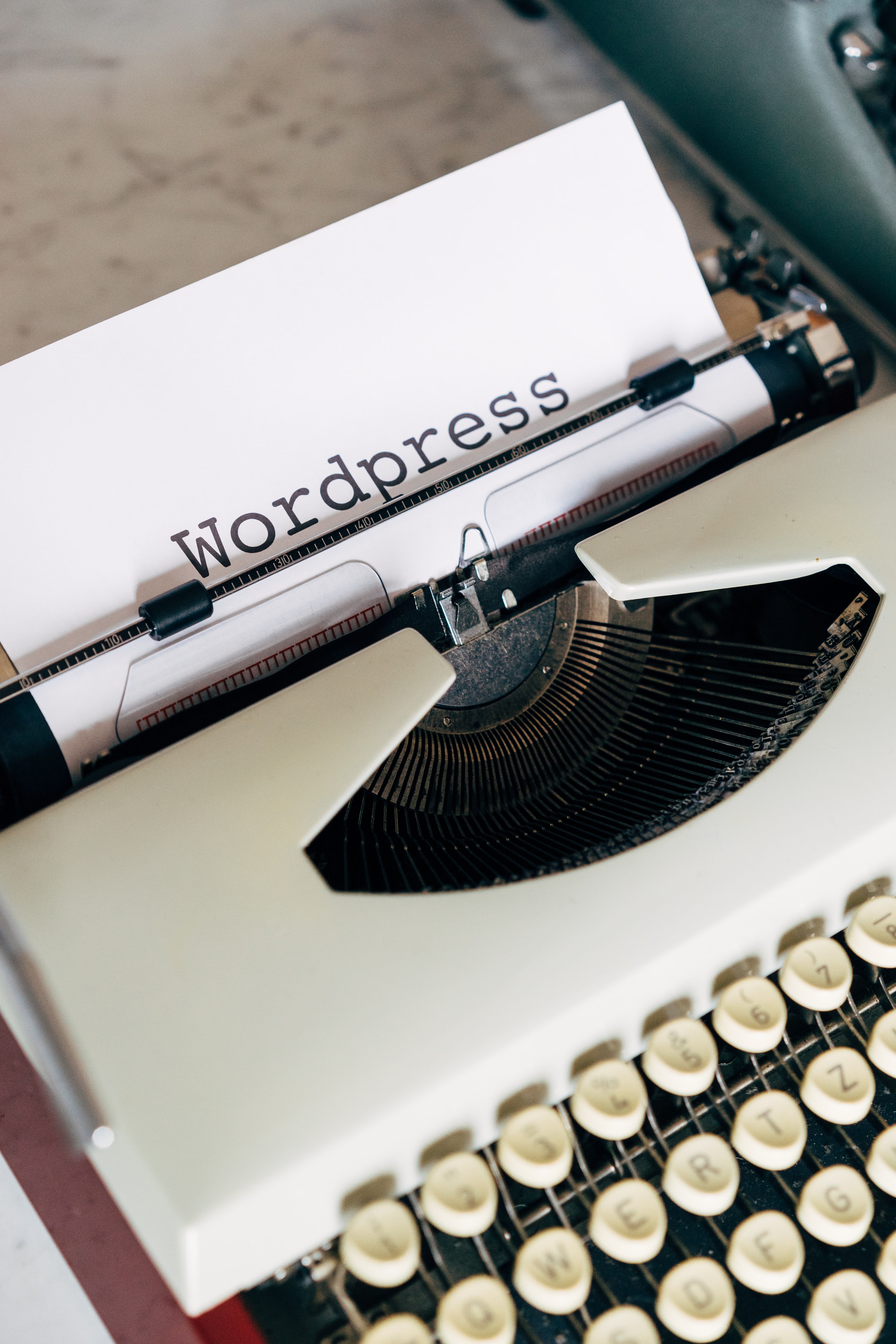worlpress-black-letters-white-typewriter-table-green-cap