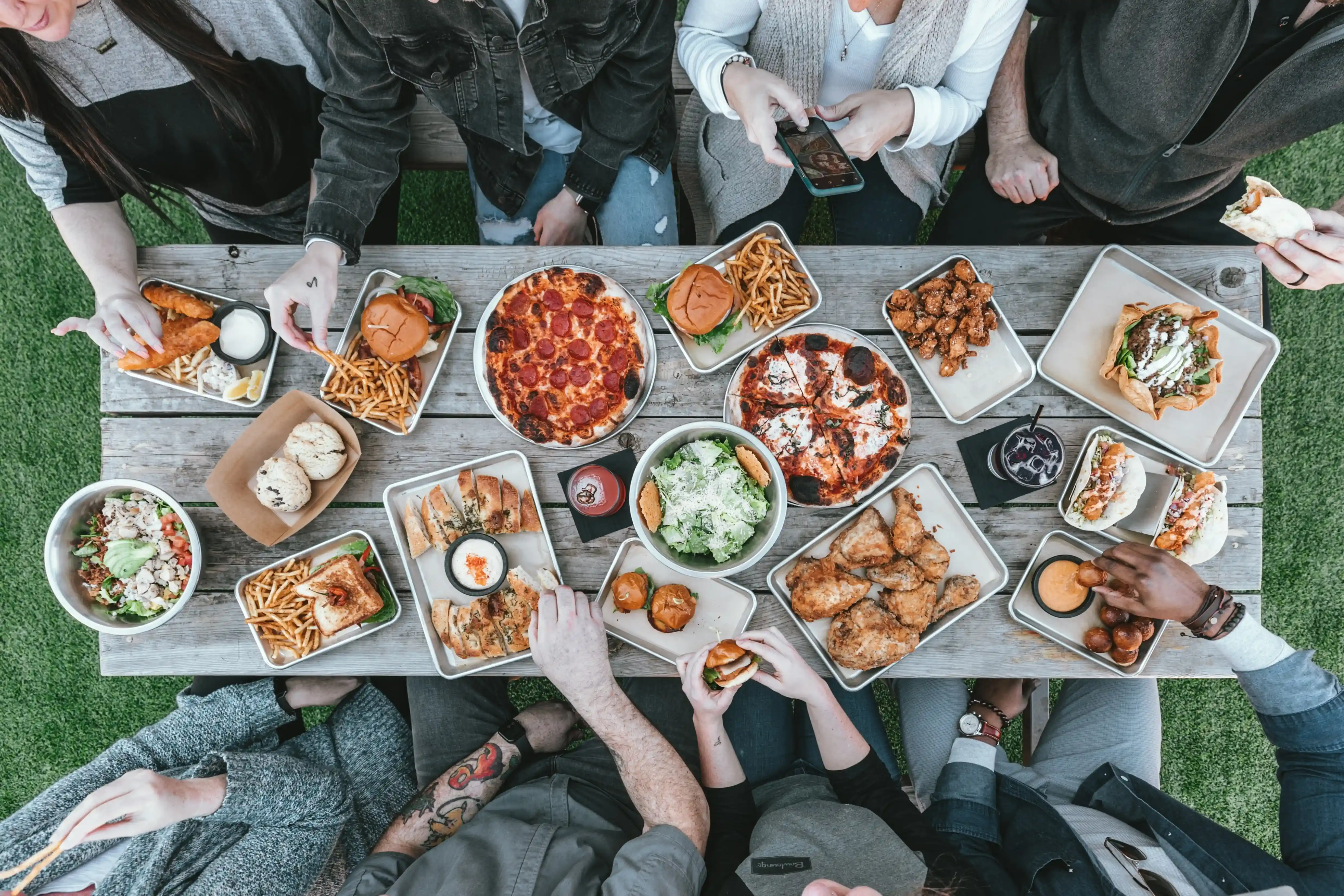 people-eating-food-meals-salads-phone-photo